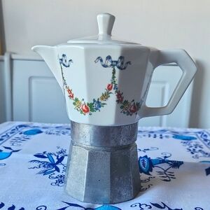 Elegant White and Silver Coffee and Tea Accessory for Kitchen